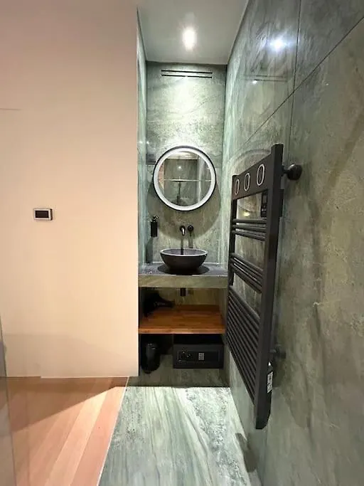 Louvre -Notre Dame 2Bd, 2Bath Ac Apartment Paris France